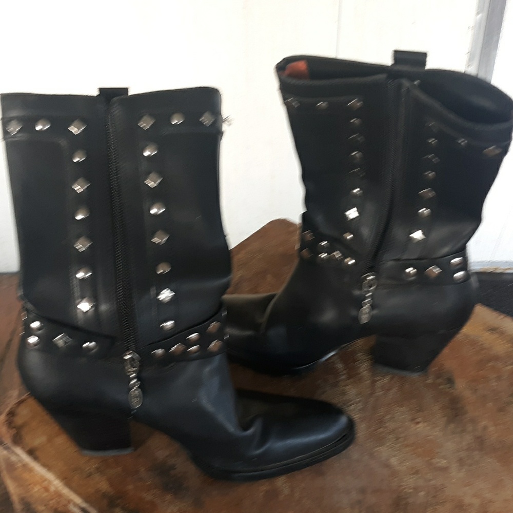 Boots - Picture 3 of 4